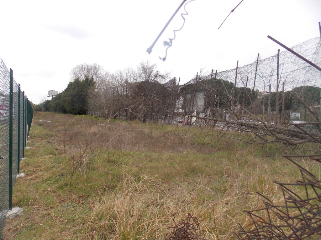 4 – L’area di proprietà comunale rimasta abbandonata fra vecchia e nuova recinzione